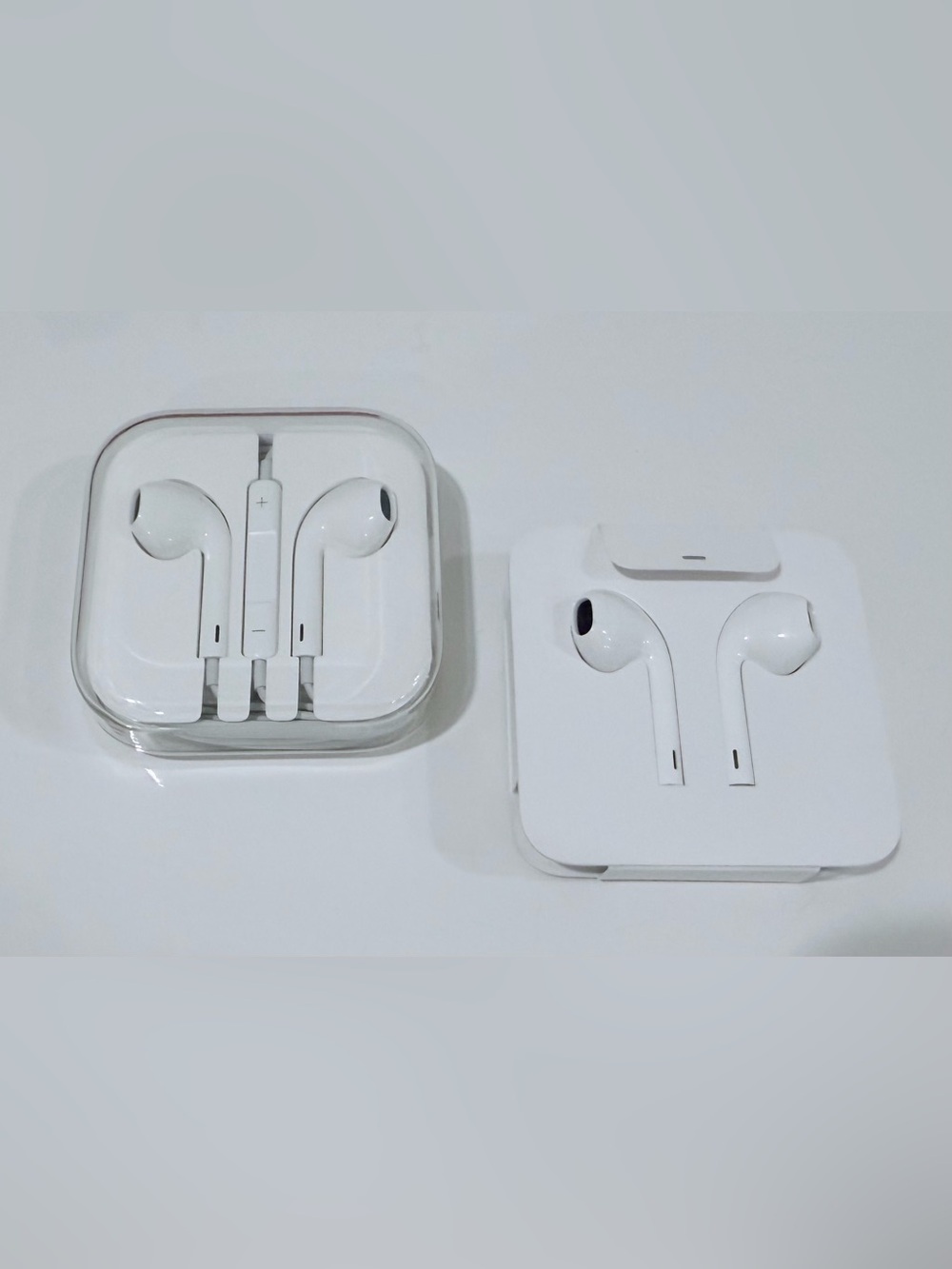 2 White NEW Apple Wired Earbuds Set.